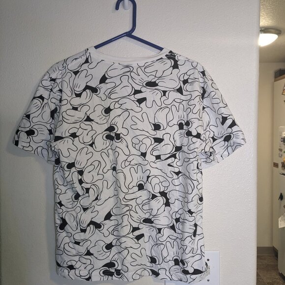Divided H&M Disney Women's T-Shirt Size Medium Mickey Mouse Hands/Gloves - Picture 3 of 5